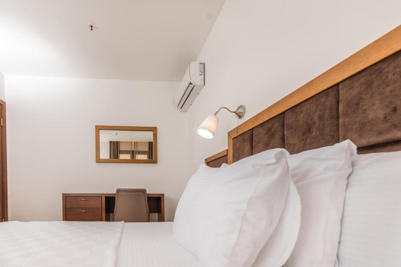 Hotel Plaza Lucice Petrovac Bagian luar foto