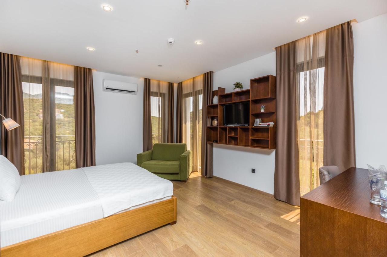 Hotel Plaza Lucice Petrovac Bagian luar foto